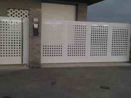 Portal de aluminio con panel perforado