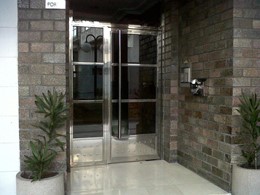 PORTAL INOX CON DISEÑO - LOS MOLINOS